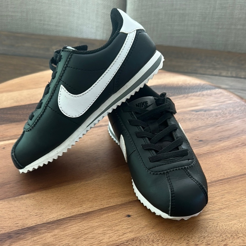 Nike Cortez Easy On - Black and White Sneakers Classic Retro Design